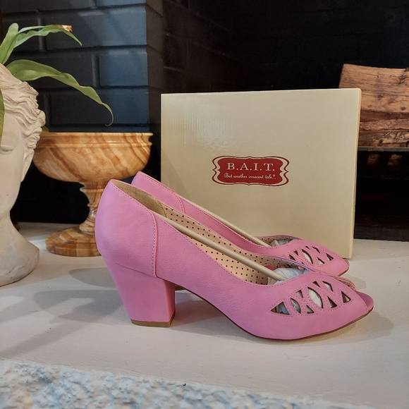LAST CHANCE New in box pink vintage style peep toe heels - Picture 3 of 5